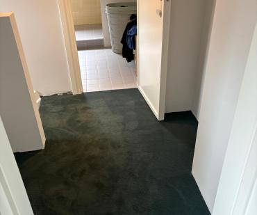 Palier habillé d'un tapis anthracite