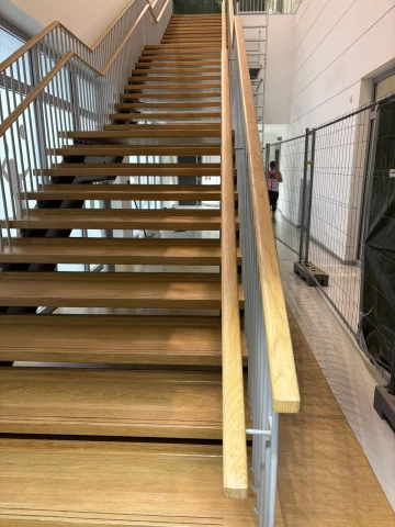 Habillage d'un grand escalier en parquet